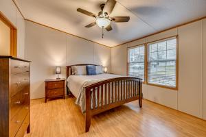 Boat, Fish, Hike and Explore Cozy Home in Bronston