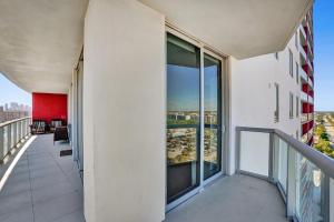 Apt with Private Balcony Incredible Pool