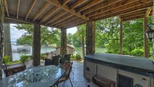 Family Lake House Retreat by AvantStay