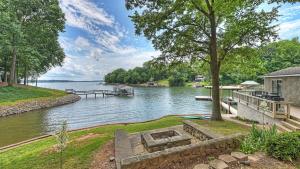 Family Lake House Retreat by AvantStay