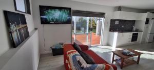 Hollys Flat Close to Ferry