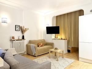 Bright haven between Champs lyse and Trocadero