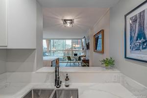 Beautiful Downtown Studio with Parking