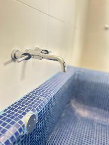 Super cozy house with tub - central