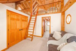 Alpine Timber Luxury Chalet wHot Tub
