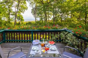 Strandvilla Hubertus Boltenhagen - H2 - Ferienwohnung Apartment Frida Kahlo mit Terrasse mit Meerblick Parkplatz WLAN Küche Garten Grillplatz Waldbaden