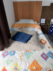 Quarto com banheiro privativo a 2km do centro