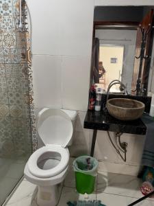 Quarto com banheiro privativo a 2km do centro