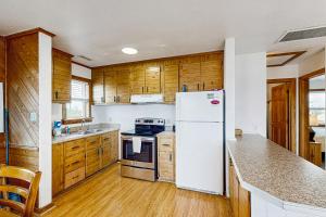 Tarpon Drive Hideaway B:Dog-friendly duplex wBalcony