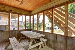 AV208 Whale Inn 208