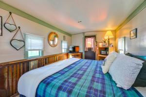 Walkable Couples Railcar, 14 Mi to Mount Rainier!