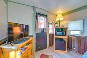 Walkable Couples Railcar, 14 Mi to Mount Rainier!