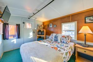 Mountain-View Cupola Caboose Near Alder Lake!
