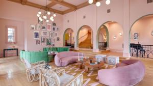 The Pond Estate by AvantStay Maximalist Designer Compound w 2 Casitas Indoor Outdoor Pools Tennis Court Gorgeous Mountain Views 12k sqft