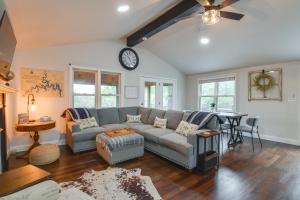 Steps to Table Rock Lake! Family Escape with 2 Decks