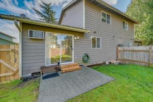 Dog-Friendly Townhome Near Stillaguamish River!