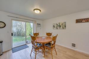 Dog-Friendly Townhome Near Stillaguamish River!