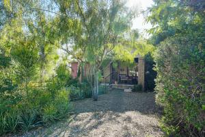 Near Restaurants and Light Rail Phoenix Getaway!