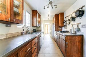 Near Restaurants and Light Rail Phoenix Getaway!