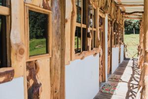 Cabaña rústica de piedra y madera en las montañas