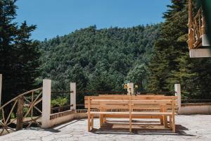 Cabaña rústica de piedra y madera en las montañas