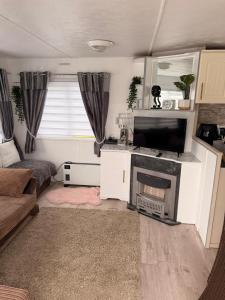 Hoopers Hideaway Caravan Rental SetonSands 2