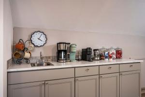 Upper Apt 5 Min to Holiday Valley 2 King Beds