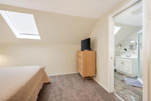 Upper Apt 5 Min to Holiday Valley 2 King Beds