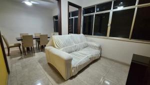 Aconchegante, arejado, iluminado e bem localizado