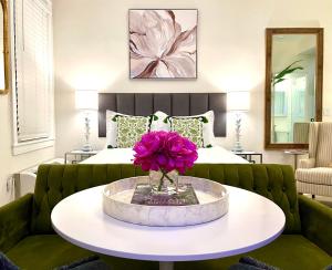 The Green Room - Poolside, Beach Access, On-Site Host