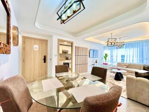 Bright 2 Bedroom Flat - 7th Floor - Prime Location