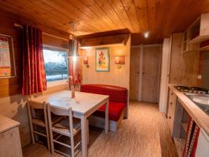 Roulotte confortable avec terrasse pour 4 personnes - API-1-52-1491