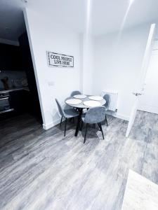 Rochester Gem, Balcony, FREE Parking and 2 mins walk to Station