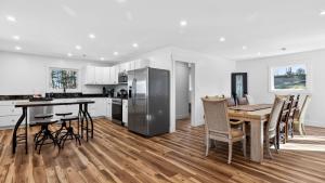 Summit Ember by AvantStay Scenic Mountain Home Hot Tub Firepit Game tables