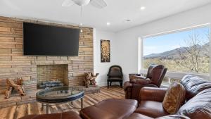 Summit Ember by AvantStay Scenic Mountain Home Hot Tub Firepit Game tables