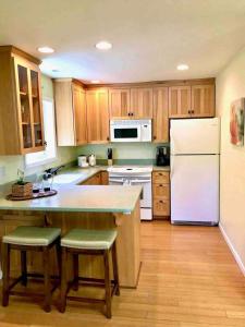 Medford Home And 2 Condos With Pool