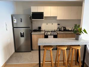 Amplia habitación con baño propio a 20 min del aeropuerto