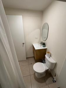 Amplia habitación con baño propio a 20 min del aeropuerto