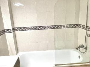 Apartamento Familiar con Jardín, Piscina y Climatización cerca de la Playa en Salou - ES-165-2