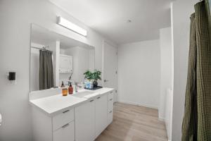 Modern Lux Midrise Stadium & Downtown Views