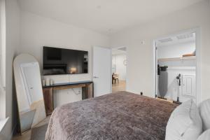 Modern Lux Midrise Stadium & Downtown Views