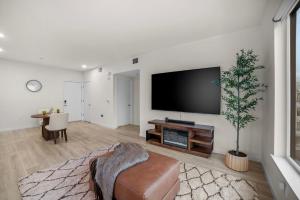 Modern Lux Midrise Stadium & Downtown Views