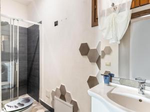 Apartment with veranda and private parking img13