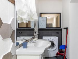 Apartment with veranda and private parking img14