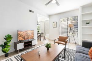 2BR CozySuites at Kierland Commons with pool #04