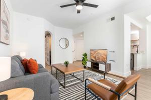 2BR CozySuites at Kierland Commons with pool #04