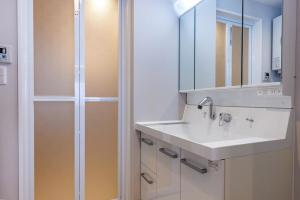 最大7名 オーシャンビュー 海を臨む白の和モダン邸 円窓の和室と贅沢ソファ 琉球タワー8a