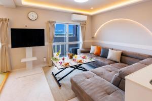 最大7名 オーシャンビュー 海を臨む白の和モダン邸 円窓の和室と贅沢ソファ 琉球タワー8a