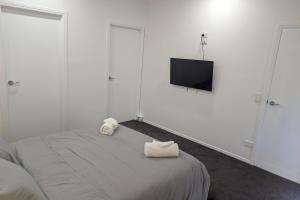 Private 2-Bedroom Flat in Oxenford - Quiet, Comfortable & Close to Theme Parks