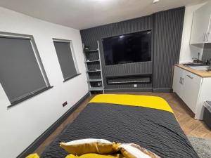 Byrons Den self contained town centre annexe